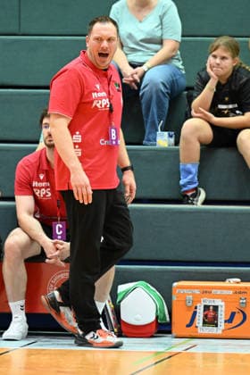 30.09.2026,GER, Handball, Frauen, DHB-Pokal, Saison 2026 2027, 2. Spieltag, HSV Solingen Gräfrath 76 vs. TuS Metzingen Lars Faßbender Trainer Haedcoach (HSV Solingen-Gräfrath) regt sich heftig auf, Gestik, Mimik, Emotionen, unzufrieden enttaeuscht niedergeschlagen, Solingen Klingenhalle NRW Deutschland Germany Copyright: xNordphoto Meuterx