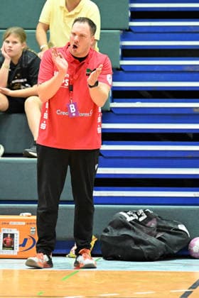 30.09.2026,GER, Handball, Frauen, DHB-Pokal, Saison 2026 2027, 2. Spieltag, HSV Solingen Gräfrath 76 vs. TuS Metzingen Lars Faßbender Trainer Haedcoach (HSV Solingen-Gräfrath) regt sich heftig auf, Gestik, Mimik, Emotionen, unzufrieden enttaeuscht niedergeschlagen, Solingen Klingenhalle NRW Deutschland Germany Copyright: xNordphoto Meuterx