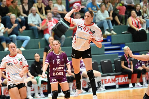 30.09.2026,GER, Handball, Frauen, DHB-Pokal, Saison 2026 2027, 2. Spieltag, HSV Solingen Gräfrath 76 vs. TuS Metzingen Deborah Spatz (HSV Solingen-Gräfrath 42), mit einem Torwurf Solingen Klingenhalle NRW Deutschland Germany Copyright: xNordphoto Meuterx