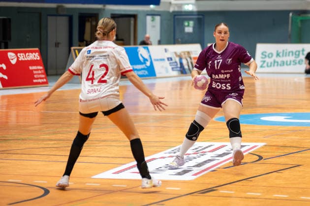 Zweikampf zwischen Deborah Spatz (HSV Solingen Graefrath, 42) und Charlotte Kaehr (TuS Metzingen, 17). HSV Solingen Graefrath 76 vs. TuS Metzingen, DHB Pokal Frauen, 02. Runde, Saison 2026 2027, 30.09.2026 HSV Solingen Graefrath 76 vs. TuS Metzingen, DHB Pokal Frauen, 02. Runde, Saison 2026 2027, 30.09.2026 Solingen Copyright: xEibner-Pressefoto ThomasxHaeslerx EP_THR