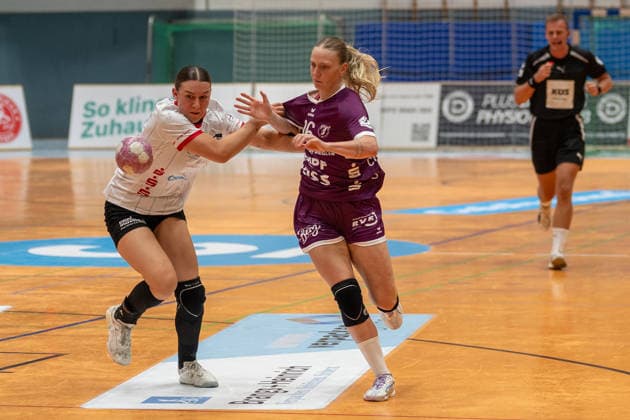 Zweikampf zwischen Emma Elisabeth Schwitzer (HSV Solingen Graefrath, 14) und Charlotte Cholevova (TuS Metzingen, 96). HSV Solingen Graefrath 76 vs. TuS Metzingen, DHB Pokal Frauen, 02. Runde, Saison 2026 2027, 30.09.2026 HSV Solingen Graefrath 76 vs. TuS Metzingen, DHB Pokal Frauen, 02. Runde, Saison 2026 2027, 30.09.2026 Solingen Copyright: xEibner-Pressefoto ThomasxHaeslerx EP_THR