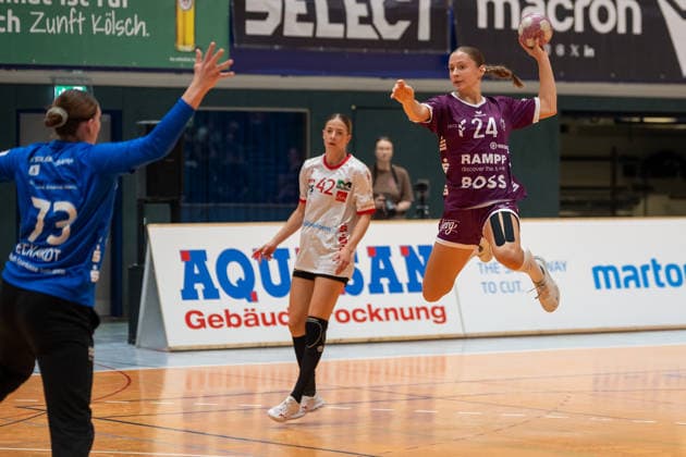 Marie Stumpf (TuS Metzingen, 24) hat sich gegen Deborah Spatz (HSV Solingen Graefrath, 42) durchgesetzt und wirft. HSV Solingen Graefrath 76 vs. TuS Metzingen, DHB Pokal Frauen, 02. Runde, Saison 2026 2027, 30.09.2026 HSV Solingen Graefrath 76 vs. TuS Metzingen, DHB Pokal Frauen, 02. Runde, Saison 2026 2027, 30.09.2026 Solingen Copyright: xEibner-Pressefoto ThomasxHaeslerx EP_THR