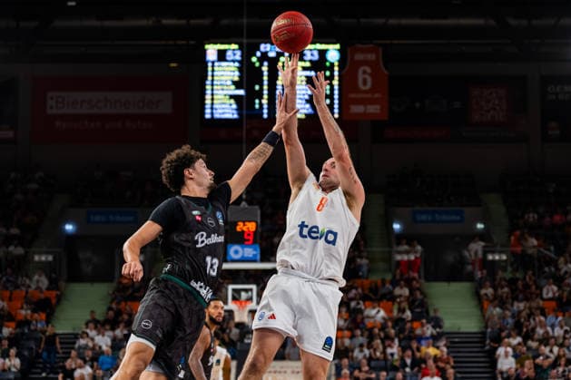 BKT EuroCup: Ratiopharm Ulm vs. Balkan Botevgrad; 30.09.2026 Ulm, GERMANY - 30. September 2026: Javante Latrell McCoy (Balkan Botevgrad, 13) im Zweikampf mit Devin Schmidt (ratiopharm Ulm, 8) während dem Spiel zwischen Ratiopharm Ulm und Balkan Botevgrad am 1. Spieltag des BKT EuroCup in der ratiopharm Arena Ulm. Copyright: xBEAUTIFULxSPORTS Steinx