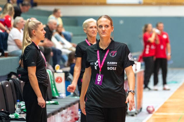 Miriam Hirsch (TuS Metzingen, Trainerin) wartet auf den Anpfiff. HSV Solingen Graefrath 76 vs. TuS Metzingen, DHB Pokal Frauen, 02. Runde, Saison 2026 2027, 30.09.2026 HSV Solingen Graefrath 76 vs. TuS Metzingen, DHB Pokal Frauen, 02. Runde, Saison 2026 2027, 30.09.2026 Solingen Copyright: xEibner-Pressefoto ThomasxHaeslerx EP_THR