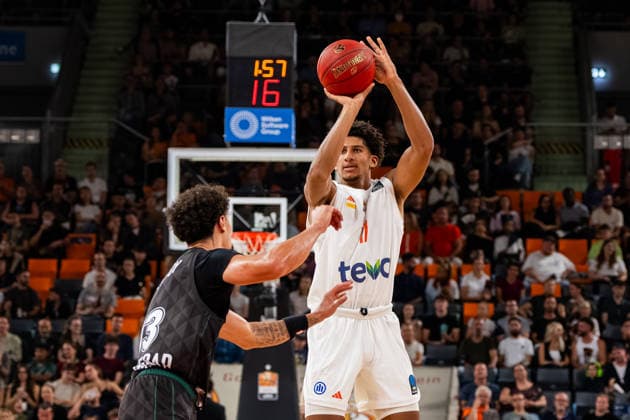 BKT EuroCup: Ratiopharm Ulm vs. Balkan Botevgrad; 30.09.2026 Ulm, GERMANY - 30. September 2026: Meissa Faye (ratiopharm Ulm, 11) im Duell um den Ball mit Javante Latrell McCoy (Balkan Botevgrad, 13) während dem Spiel zwischen Ratiopharm Ulm und Balkan Botevgrad am 1. Spieltag des BKT EuroCup in der ratiopharm Arena Ulm. Copyright: xBEAUTIFULxSPORTS Steinx