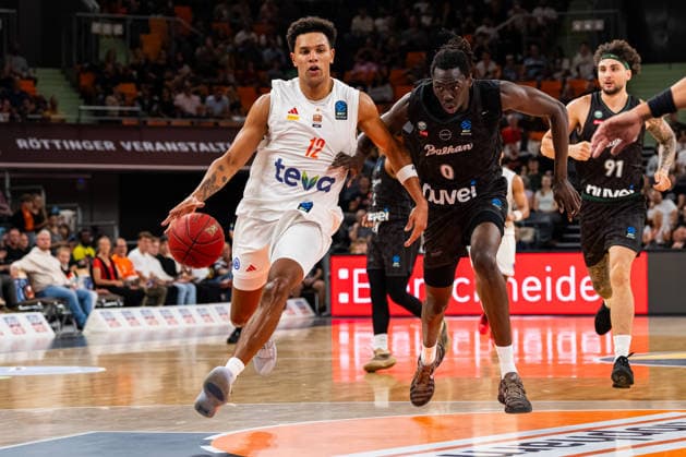 BKT EuroCup: Ratiopharm Ulm vs. Balkan Botevgrad; 30.09.2026 Ulm, GERMANY - 30. September 2026: Michael Rataj (ratiopharm Ulm, 12) im Duell um den Ball mit Wena David Okwera (Balkan Botevgrad, 0) während dem Spiel zwischen Ratiopharm Ulm und Balkan Botevgrad am 1. Spieltag des BKT EuroCup in der ratiopharm Arena Ulm. Copyright: xBEAUTIFULxSPORTS Steinx