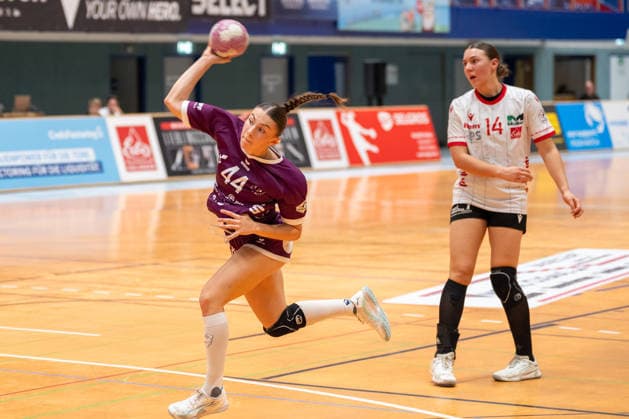 Klara Schlipf (TuS Metzingen, 44) hat sich gegen Emma Elisabeth Schwitzer (HSV Solingen Graefrath, 14) durchgesetzt und kommt zum Wurf. HSV Solingen Graefrath 76 vs. TuS Metzingen, DHB Pokal Frauen, 02. Runde, Saison 2026 2027, 30.09.2026 HSV Solingen Graefrath 76 vs. TuS Metzingen, DHB Pokal Frauen, 02. Runde, Saison 2026 2027, 30.09.2026 Solingen Copyright: xEibner-Pressefoto ThomasxHaeslerx EP_THR