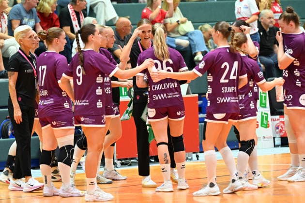 30.09.2026,GER, Handball, Frauen, DHB-Pokal, Saison 2026 2027, 2. Spieltag, HSV Solingen Gräfrath 76 vs. TuS Metzingen Auszeit Metzingen Miriam Hirsch Trainerin Headcoach (TuS Metzingen), Solingen Klingenhalle NRW Deutschland Germany Copyright: xNordphoto Meuterx