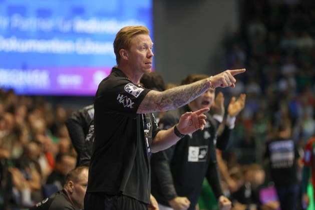 30.09.2026, xgox, Handball Opel HBL, SC Magdeburg - THW Kiel emspor, v.l. Berge Lund (Kiel, Trainer) gibt Anweisungen, gestikuliert mit den Armen, gesticulate, gives instructions Magdeburg
