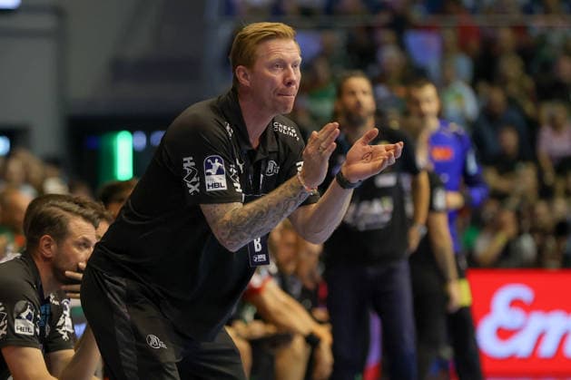30.09.2026, xgox, Handball Opel HBL, SC Magdeburg - THW Kiel emspor, v.l. Berge Lund (Kiel, Trainer) gibt Anweisungen, gestikuliert mit den Armen, gesticulate, gives instructions Magdeburg