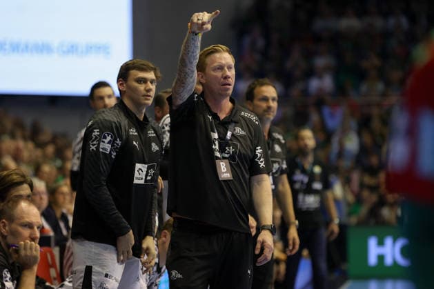 30.09.2026, xgox, Handball Opel HBL, SC Magdeburg - THW Kiel emspor, v.l. Berge Lund (Kiel, Trainer) gibt Anweisungen, gestikuliert mit den Armen, gesticulate, gives instructions Magdeburg