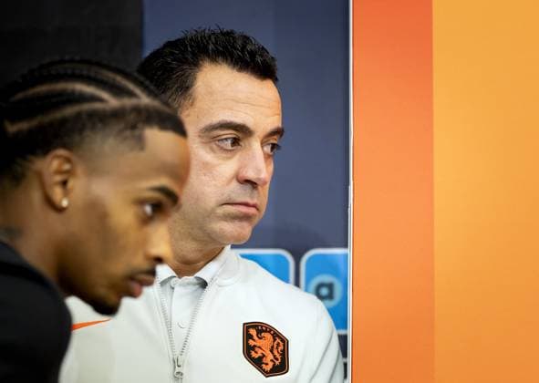 THESSALONIKI - Crysencio Summerville and national coach Xavi Hernandez during a press conference, PK, Pressekonferenz ahead of the Nations League match against Greece. KOEN VAN WEEL ANP xVIxANPxSportx xxANPxIVx 570914717 originalFilename: 570914717.jpg