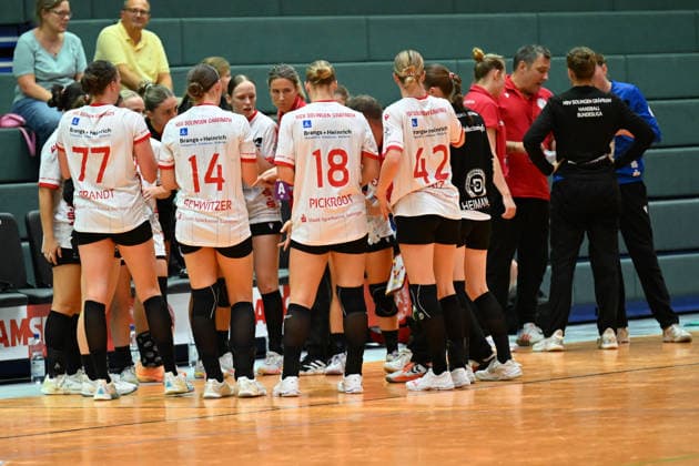 30.09.2026,GER, Handball, Frauen, DHB-Pokal, Saison 2026 2027, 2. Spieltag, HSV Solingen Gräfrath 76 vs. TuS Metzingen Auszeit Gräfrath Laura Vasilescu Co Trainerin (HSV Solingen-Gräfrath), Solingen Klingenhalle NRW Deutschland Germany Copyright: xNordphoto Meuterx