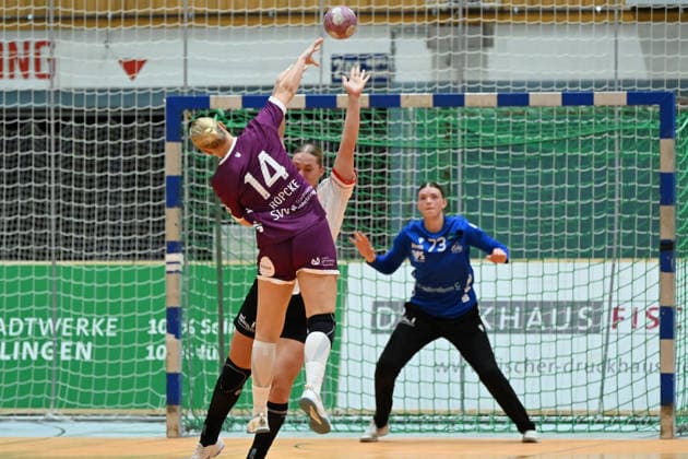 30.09.2026,GER, Handball, Frauen, DHB-Pokal, Saison 2026 2027, 2. Spieltag, HSV Solingen Gräfrath 76 vs. TuS Metzingen Klara Schlipf (TuS Metzingen 14), mit einem Wurf aufÂ s Tor von Liv-Stine Eckardt Torwartin (HSV Solingen-Gräfrath 73), Solingen Klingenhalle NRW Deutschland Germany Copyright: xNordphoto Meuterx