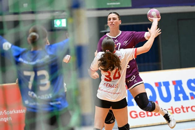30.09.2026,GER, Handball, Frauen, DHB-Pokal, Saison 2026 2027, 2. Spieltag, HSV Solingen Gräfrath 76 vs. TuS Metzingen Gabriela Bitolo (TuS Metzingen 22), mit einem Wurf aufÂ s Tor gegen Nele Spengler (HSV Solingen-Gräfrath 34), Solingen Klingenhalle NRW Deutschland Germany Copyright: xNordphoto Meuterx