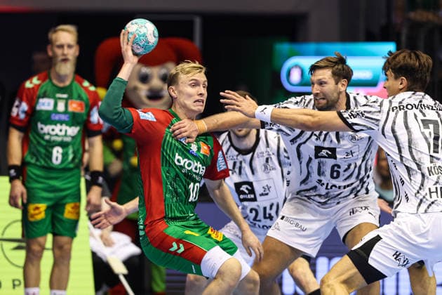 Gisli Kristjansson (SC Magdeburg,10) gegen Harald Reinkind (M.,THW Kiel,6) und Julian Köster (THW Kiel,7) - Handball Bundesliga Saison 2026-2027 SC Magdeburg vs. THW Kiel in der GETEC Arena in Magdeburg - Aktion,Handball,Deutschland,30.09.2026