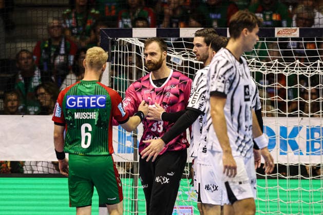 Matthias Musche (SC Magdeburg,6) geht zu Torwart Andreas Wolff (THW Kiel,33) nach dem er ihn im Gesicht getroffen hat - Handball Bundesliga Saison 2026-2027 SC Magdeburg vs. THW Kiel in der GETEC Arena in Magdeburg - Aktion,Handball,Deutschland,30.09.2026