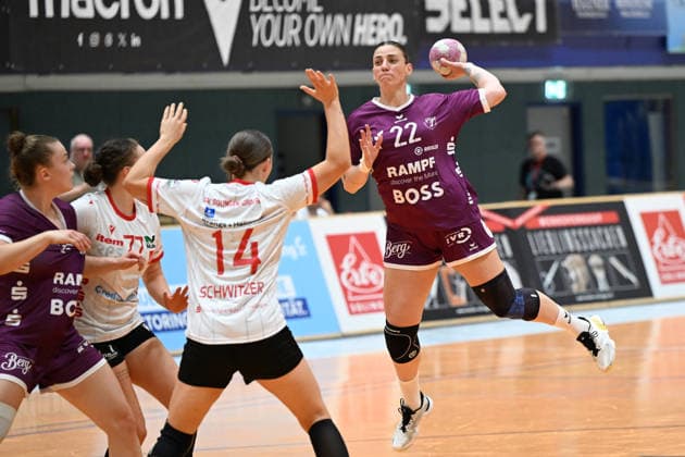 30.09.2026,GER, Handball, Frauen, DHB-Pokal, Saison 2026 2027, 2. Spieltag, HSV Solingen Gräfrath 76 vs. TuS Metzingen Torwurf Gabriela Bitolo (TuS Metzingen 22), im Zweikampf gegen Emma Elisabeth Schwitzer (HSV Solingen-Gräfrath 14), Solingen Klingenhalle NRW Deutschland Germany Copyright: xNordphoto Meuterx