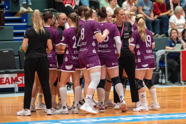 Miriam Hirsch (TuS Metzingen, Trainerin) nutzt die Unterbrechung zur Motivation. HSV Solingen Graefrath 76 vs. TuS Metzingen, DHB Pokal Frauen, 02. Runde, Saison 2026 2027, 30.09.2026 HSV Solingen Graefrath 76 vs. TuS Metzingen, DHB Pokal Frauen, 02. Runde, Saison 2026 2027, 30.09.2026 Solingen Copyright: xEibner-Pressefoto ThomasxHaeslerx EP_THR