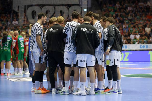 30.09.2026, xgox, Handball Opel HBL, SC Magdeburg - THW Kiel emspor, v.l. Auszeit Kiel Magdeburg