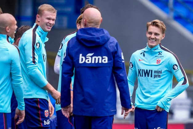 Soccer, Nations League: Wales vs. Norway, Nations League: Cardiff, Wales 20260930 National team manager Stale Solbakken, Erling Braut Haaland and Martin Ødegaard during training at Cardiff City Stadium the day before the match against Wales. Photo: Lise Aserud, NTB, Cardiff, Wales. EDITORIAL USE ONLY. RESTRICTED USE FOR BETTING COMPANIES.  Copyright: xLisexAserudx xNTBx