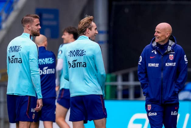 Soccer, Nations League: Wales vs. Norway, Nations League Cardiff, Wales 20260930 National team manager Stale Solbakken and Kristoffer Ajer during training at Cardiff City Stadium the day before the match against Wales Photo by Lise Aserud, NTB Cardiff, Wales EDITORIAL USE ONLY RESTRICTED USE FOR BETTING COMPANIES  Copyright: xLisexAserudx xNTBx