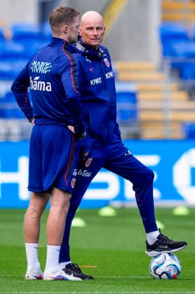Soccer, Nations League: Wales vs. Norway, Nations League Cardiff, Wales 20260930 National team manager Stale Solbakken and Pal Fjelde during training at Cardiff City Stadium the day before the match against Wales Photo Lise Aserud NTB Cardiff Wales EDITORIAL USE ONLY RESTRICTED USE FOR BETTING COMPANIES  Copyright: xLisexAserudx xNTBx