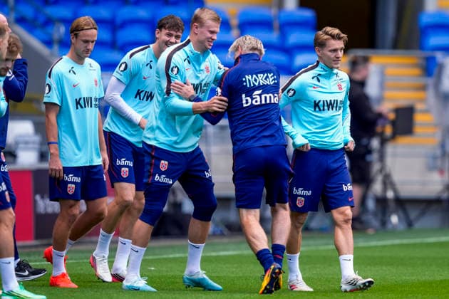Soccer, Nations League: Wales vs. Norway, Nations League: Cardiff, Wales 20260930 Erling Braut Haaland with Kent Bergersen and Martin Ødegaard during training at Cardiff City Stadium on the day of the match against Wales. Photo: Lise Aserud, NTB, Cardiff, Wales. EDITORIAL USE ONLY. RESTRICTED USE FOR BETTING COMPANIES.  Copyright: xLisexAserudx xNTBx