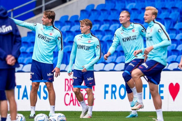Soccer, Nations League: Wales vs. Norway, Nations League Cardiff, Wales 20260930 Sander Berge, Martin Odegaard, and Erling Braut Haaland during training at Cardiff City Stadium the day before the match against Wales. Photo: Lise Aserud, NTB, Cardiff, Wales. EDITORIAL USE ONLY. RESTRICTED USE FOR BETTING COMPANIES.  Copyright: xLisexAserudx xNTBx