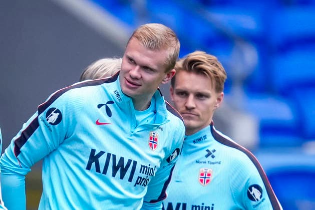 Soccer, Nations League Wales vs. Norway, Nations League Cardiff, Wales 20260930 Erling Braut Haaland and Martin Ødegaard during training at Cardiff City Stadium on the day of the match against Wales. Photo: Lise Aserud, NTB, Cardiff, Wales. EDITORIAL USE ONLY. RESTRICTED USE FOR BETTING COMPANIES.  Copyright: xLisexAserudx xNTBx