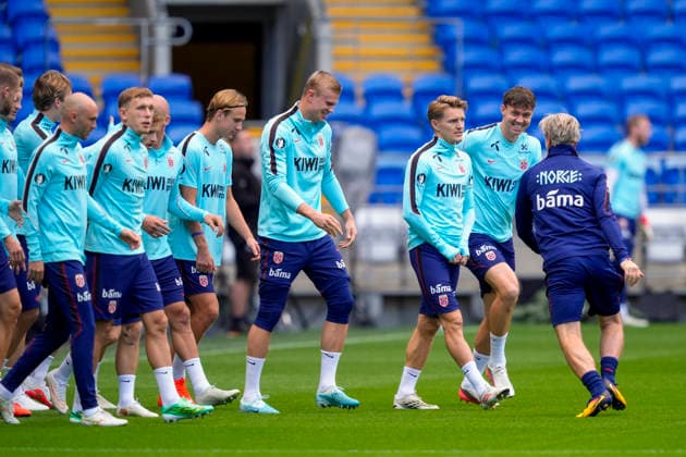 Soccer, Nations League: Wales vs. Norway, Nations League in Cardiff, Wales 20260930 Erling Braut Haaland, Martin Odegaard, and Jorgen Strand Larsen as the Norwegian national soccer team trains at Cardiff City Stadium on the day of the match against Wales. Photo: Lise Aserud, NTB, Cardiff, Wales. EDITORIAL USE ONLY. RESTRICTED USE FOR BETTING COMPANIES.  Copyright: xLisexAserudx xNTBx