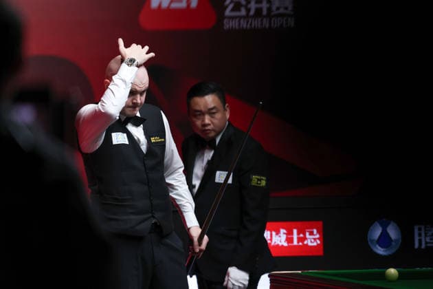 (260930) -- SHENZHEN, Sept. 30, 2026 -- Elliot Slessor (L) reacts during the round 3 match between Elliot Slessor and Barry Hawkins of England at World Snooker Tour Shenzhen Open 2026 in Shenzhen, south China s Guangdong Province, Sept. 30, 2026. ) (SP)CHINA-SNOOKER-SHENZHEN OPEN (CN) MaoxSiqian 