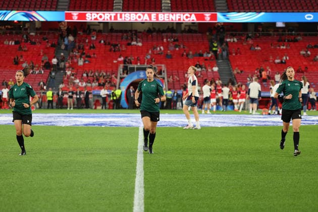 Lisbon, Portugal - September 30: referee Maria Sole Ferrieri Caputi (ITA) and Team warm-Up before the UEFA Women s Champions League 2026 27, League Phase Matchday 2 match between SL Benfica and FC Bayern Munich on 30 September 24, 2026 in Lisbon, Portugal Copyright: HMBxMedia JoaquimxFerreira