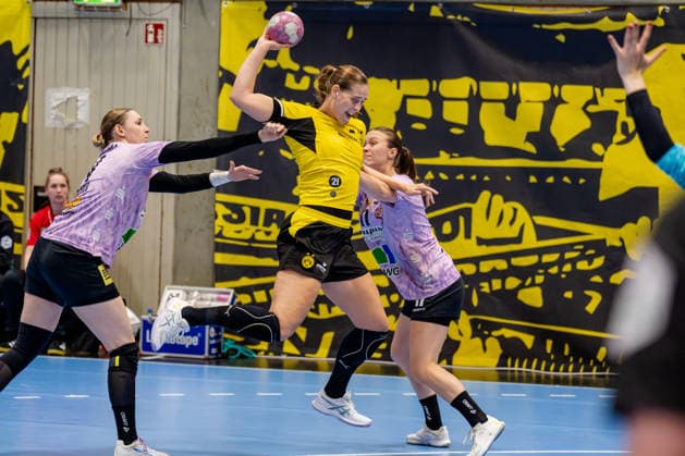 Dortmund, 30.09.2026, Handball, Damen, DHB-Pokal, 2. Runde , BVB Borussia Dortmund - SV Union Halle-Neustadt Guro Nestaker (BVB, 33) im Zweikampf