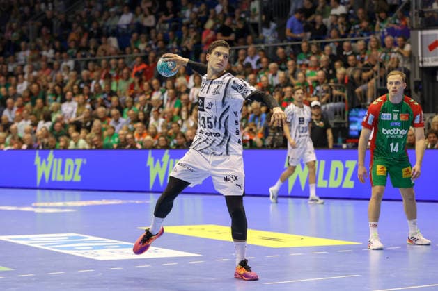 30.09.2026, xgox, Handball Opel HBL, SC Magdeburg - THW Kiel emspor, v.l. Domen Makuc (Kiel, 35) wirft Tor, Torschuetze, erzielt Tor, Treffer, scores the goal Magdeburg