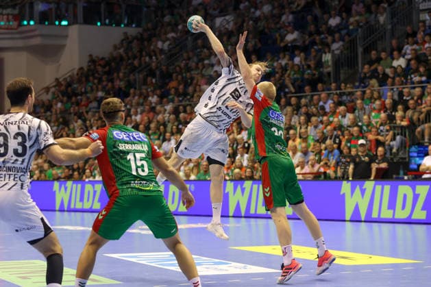 30.09.2026, xgox, Handball Opel HBL, SC Magdeburg - THW Kiel emspor, v.l. Eric Johansson (Kiel, 21) wirft Tor, Torschuetze, erzielt Tor, Treffer, scores the goal Magdeburg