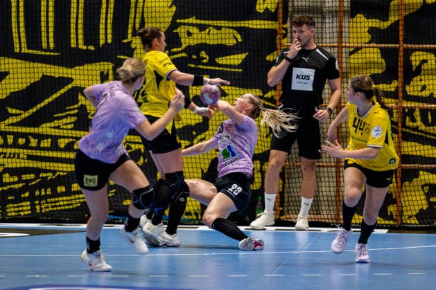 Dortmund, 30.09.2026, Handball, Damen, DHB-Pokal, 2. Runde , BVB Borussia Dortmund - SV Union Halle-Neustadt Mareike Thomaier (BVB, 2) im Zweikampf mit Marie Polakova (SV Union Halle-Neustadt, 23)