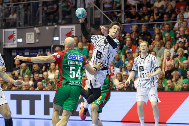 30.09.2026, xgox, Handball Opel HBL, SC Magdeburg - THW Kiel emspor, v.l. Domen Makuc (Kiel, 35) wirft Tor, Torschuetze, erzielt Tor, Treffer, scores the goal Magdeburg