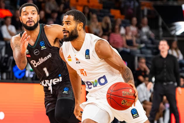 BKT EuroCup: Ratiopharm Ulm vs. Balkan Botevgrad; 30.09.2026 Ulm, GERMANY - 30. September 2026: Marvin Heckel (ratiopharm Ulm, 47) im Duell um den Ball während dem Spiel zwischen Ratiopharm Ulm und Balkan Botevgrad am 1. Spieltag des BKT EuroCup in der ratiopharm Arena Ulm. Copyright: xBEAUTIFULxSPORTS Steinx