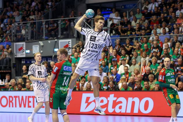 30.09.2026, xgox, Handball Opel HBL, SC Magdeburg - THW Kiel emspor, v.l. Rune Dahmke (Kiel, 23) wirft Tor, Torschuetze, erzielt Tor, Treffer, scores the goal Magdeburg