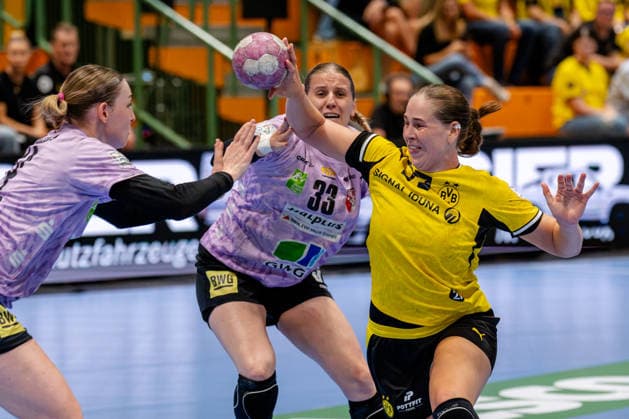 Dortmund, 30.09.2026, Handball, Damen, DHB-Pokal, 2. Runde , BVB Borussia Dortmund - SV Union Halle-Neustadt Guro Nestaker (BVB, 33) im Zweikampf mit Nele Wenzel (SV Union Halle-Neustadt, 33, mi.)
