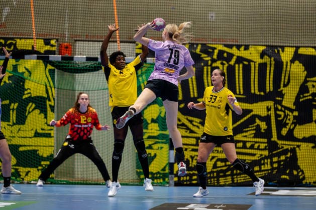 Dortmund, 30.09.2026, Handball, Damen, DHB-Pokal, 2. Runde , BVB Borussia Dortmund - SV Union Halle-Neustadt Paulina Stapurewicz (SV Union Halle-Neustadt, 79) beim Wurf aus dem Rückraum gegen den Block von Laetitia Quist (BVB, 6)