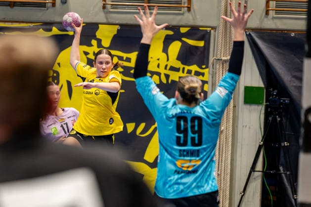 Dortmund, 30.09.2026, Handball, Damen, DHB-Pokal, 2. Runde , BVB Borussia Dortmund - SV Union Halle-Neustadt Lara Egeling (BVB, 44) beim Torwurf gegen Lena Schmid (SV Union Halle-Neustadt, 99)