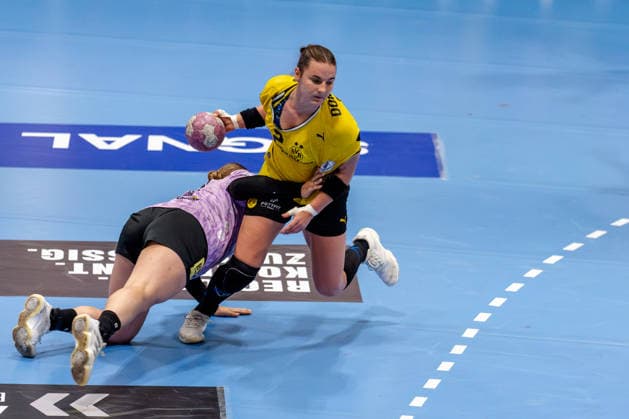 Dortmund, 30.09.2026, Handball, Damen, DHB-Pokal, 2. Runde , BVB Borussia Dortmund - SV Union Halle-Neustadt Mareike Thomaier (BVB, 2) im Zweikampf