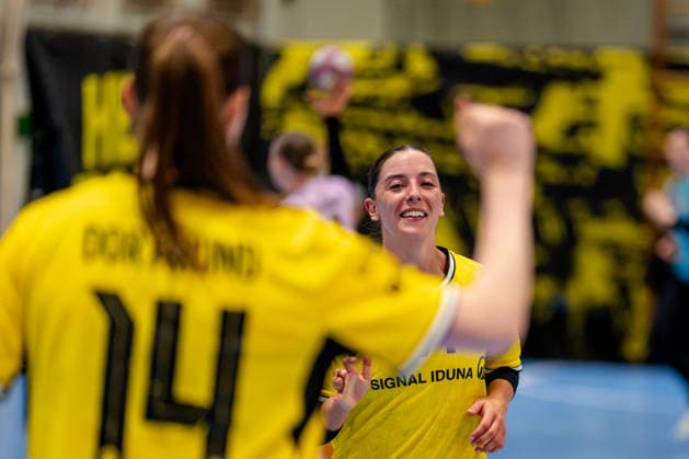 Dortmund, 30.09.2026, Handball, Damen, DHB-Pokal, 2. Runde , BVB Borussia Dortmund - SV Union Halle-Neustadt Kelly Vollebregt (BVB, 31) jubelt nach einem Treffer mit Alieke van Maurik (BVB, 14)
