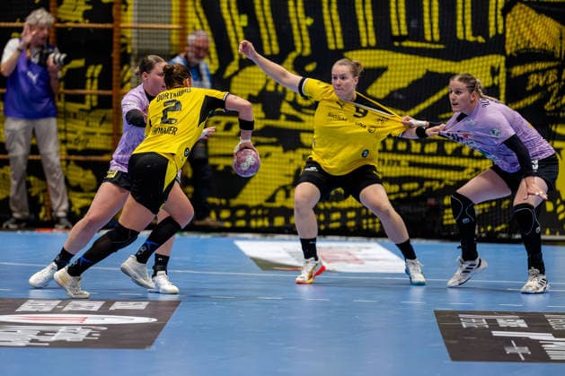 Dortmund, 30.09.2026, Handball, Damen, DHB-Pokal, 2. Runde , BVB Borussia Dortmund - SV Union Halle-Neustadt Mareike Thomaier (BVB, 2) im Zweikampf und im Hintergrund Duell am Kreis mit Lisa Antl (BVB, 9) und Ilona Kieffer (SV Union Halle-Neustadt, 72)