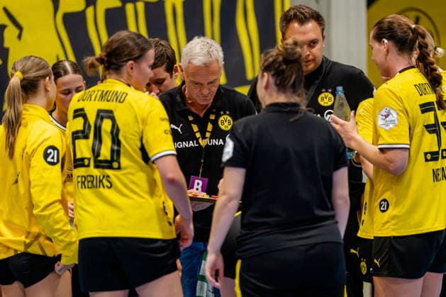 Dortmund, 30.09.2026, Handball, Damen, DHB-Pokal, 2. Runde , BVB Borussia Dortmund - SV Union Halle-Neustadt Kay Rothenpieler (Trainer BVB) am Taktikboard während einer Auszeit