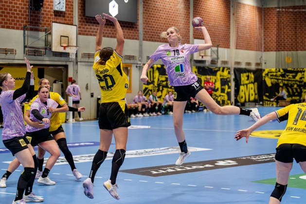 Dortmund, 30.09.2026, Handball, Damen, DHB-Pokal, 2. Runde , BVB Borussia Dortmund - SV Union Halle-Neustadt Paulina Stapurewicz (SV Union Halle-Neustadt, 79) beim Wurf aus dem Rückraum gegen den Block von Merel Freriks (BVB, 20)