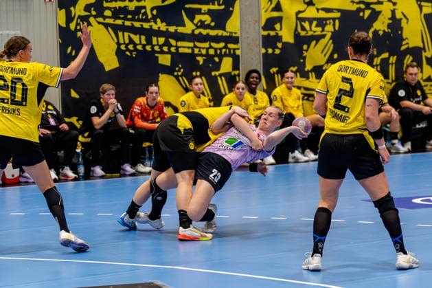 Dortmund, 30.09.2026, Handball, Damen, DHB-Pokal, 2. Runde , BVB Borussia Dortmund - SV Union Halle-Neustadt Lisa Antl (BVB, 9) im Zweikampf Marie Polakova (SV Union Halle-Neustadt, 23)