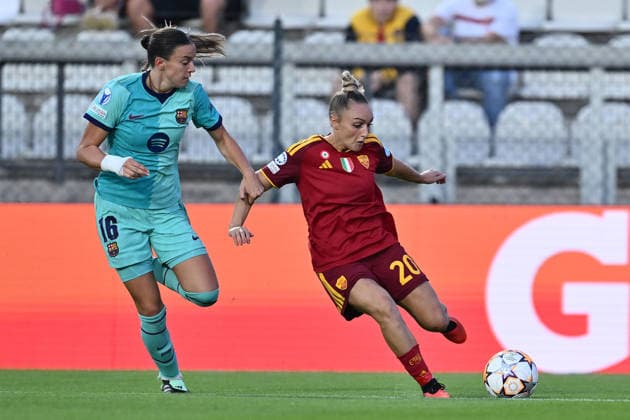 IPA89151559 - Clara Serrajordi of F.C. Barcelona and Giada Greggi of A.S. Roma Femminile are in action during Matchday 2 of the 2026 27 UEFA Women s Champions League group stage, a soccer match between A.S. Roma and F.C. Barcelona at the Tre Fontane Stadium on September 30, 2026, in Rome, Italy.  Copyright: xDomenicoxCippitelli IPAxSportx xx IPA89151559